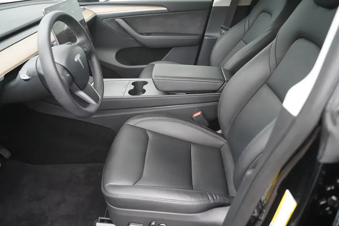 Tesla Model Y - Thumbnail 9