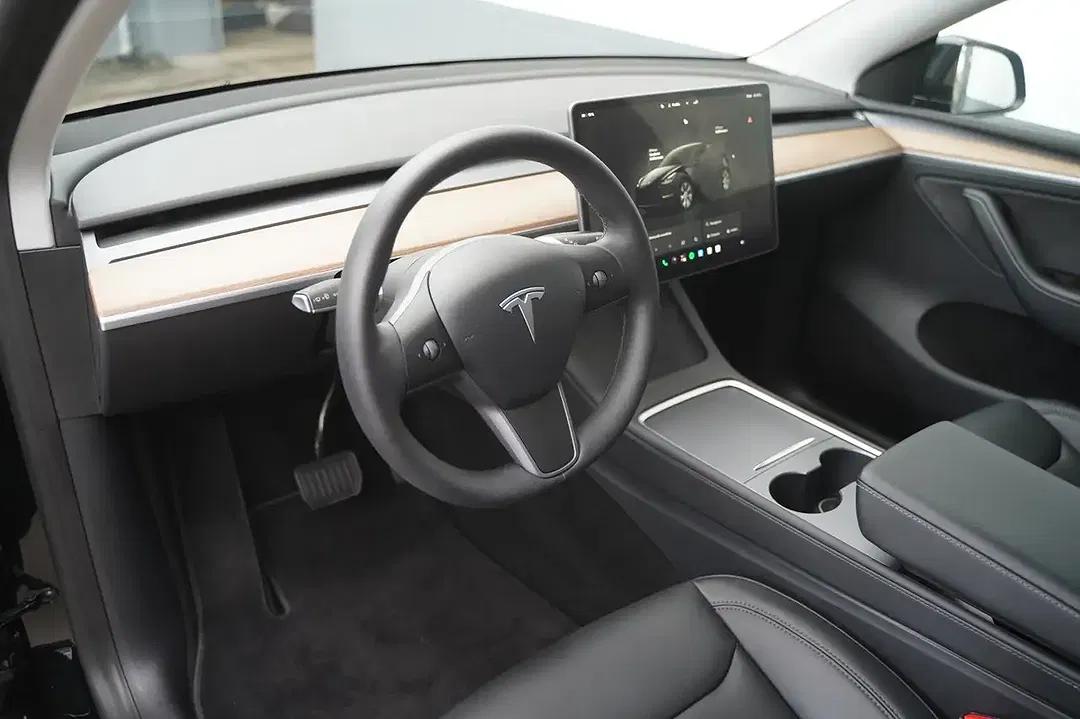 Tesla Model Y - Thumbnail 10