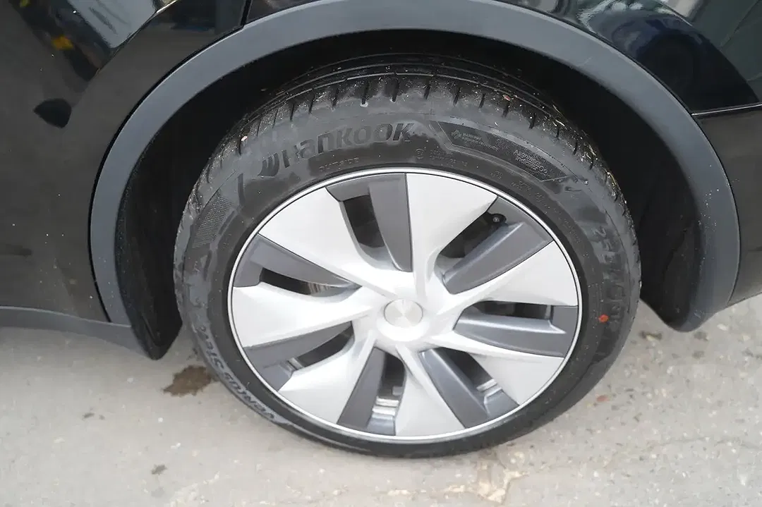 Tesla Model Y - Thumbnail 13