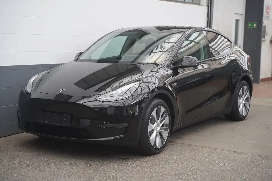 Tesla Model Y - Thumbnail 3