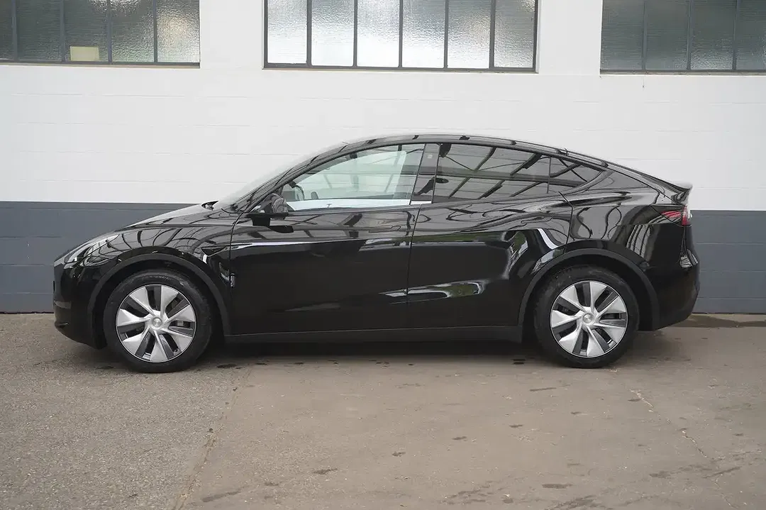 Tesla Model Y - Thumbnail 4