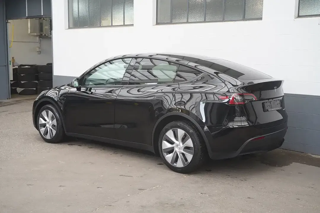 Tesla Model Y - Thumbnail 5