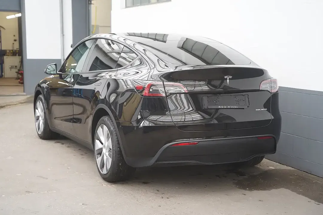 Tesla Model Y - Thumbnail 6