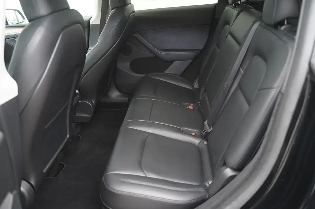 Tesla Model Y - Thumbnail 8