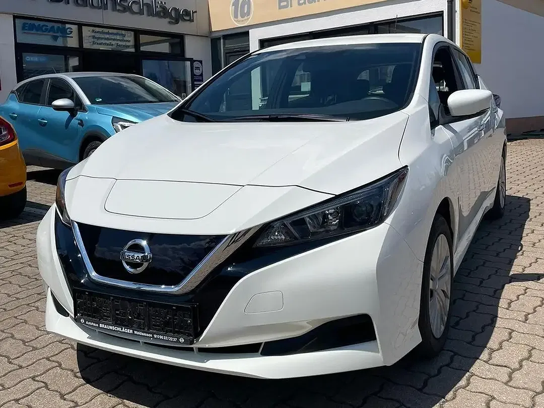 Nissan Leaf - Thumbnail 3