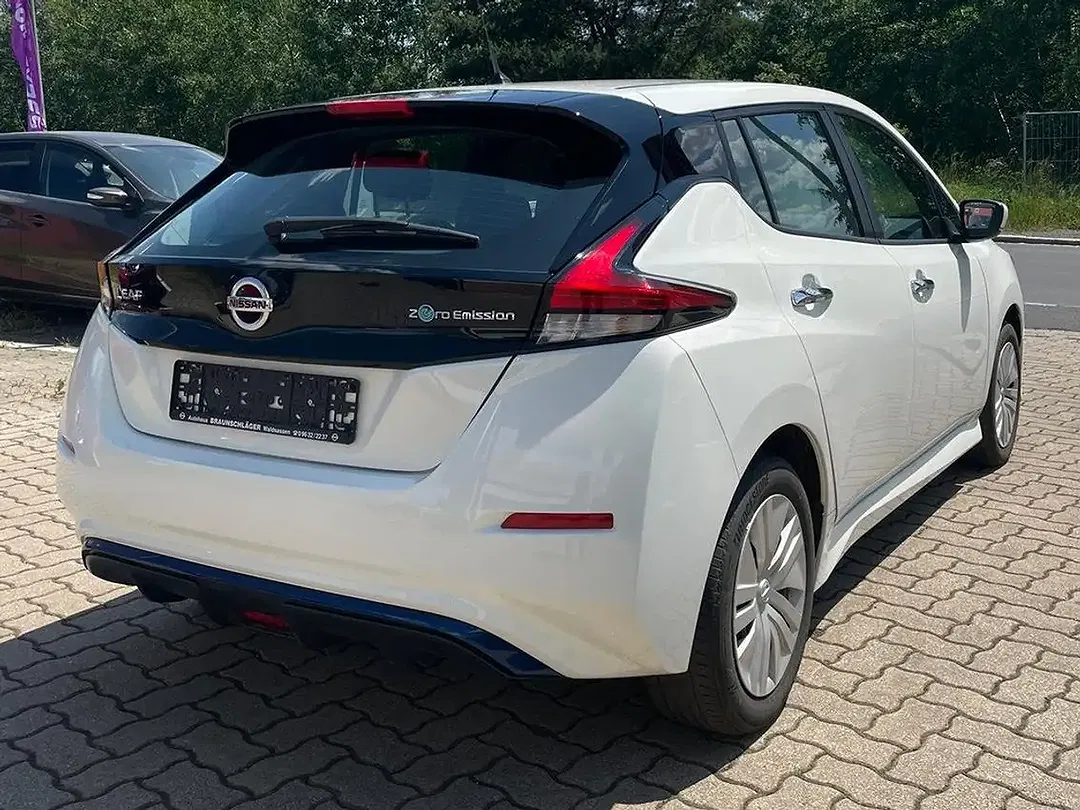 Nissan Leaf - Thumbnail 6
