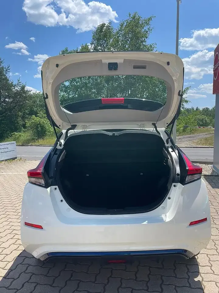 Nissan Leaf - Thumbnail 7