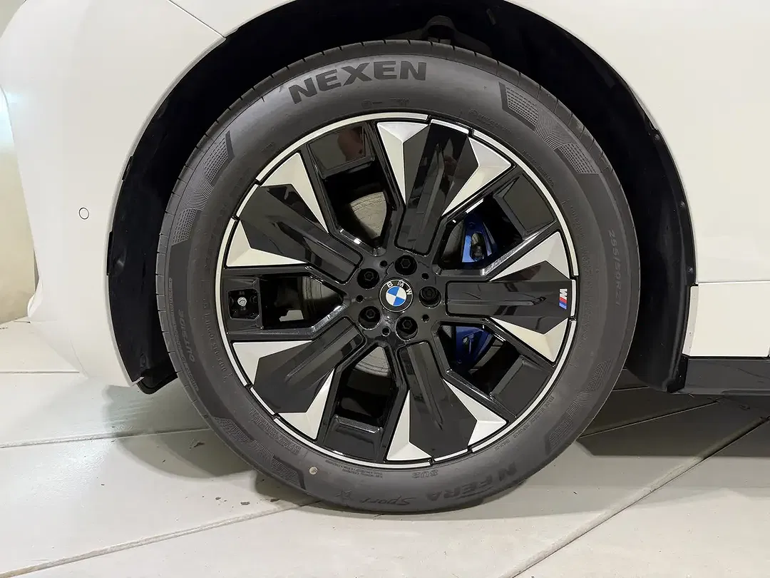 BMW iX - Thumbnail 8