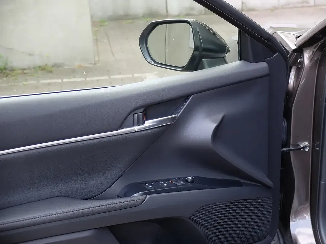 Toyota Camry - Thumbnail 10