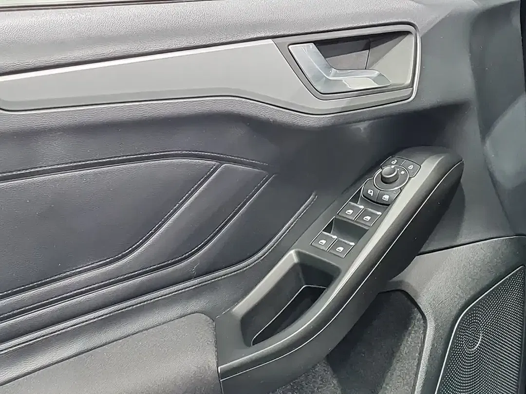 Ford Focus - Thumbnail 10