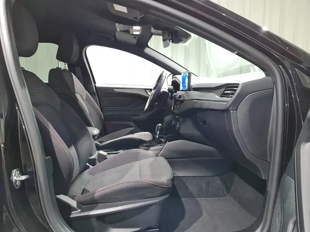 Ford Focus - Thumbnail 4