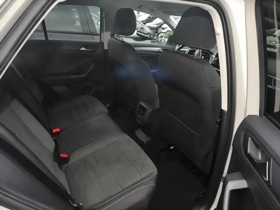 Volkswagen T-Roc - Thumbnail 8