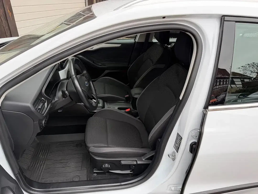 Ford Focus - Thumbnail 6