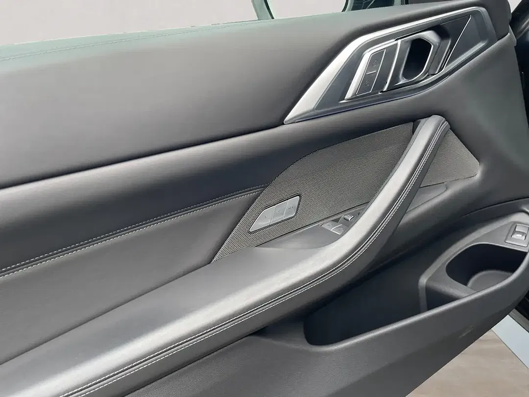 BMW M4 - Thumbnail 6