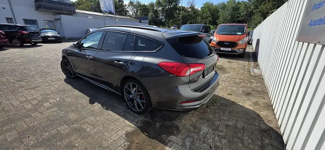 Ford Focus - Thumbnail 3