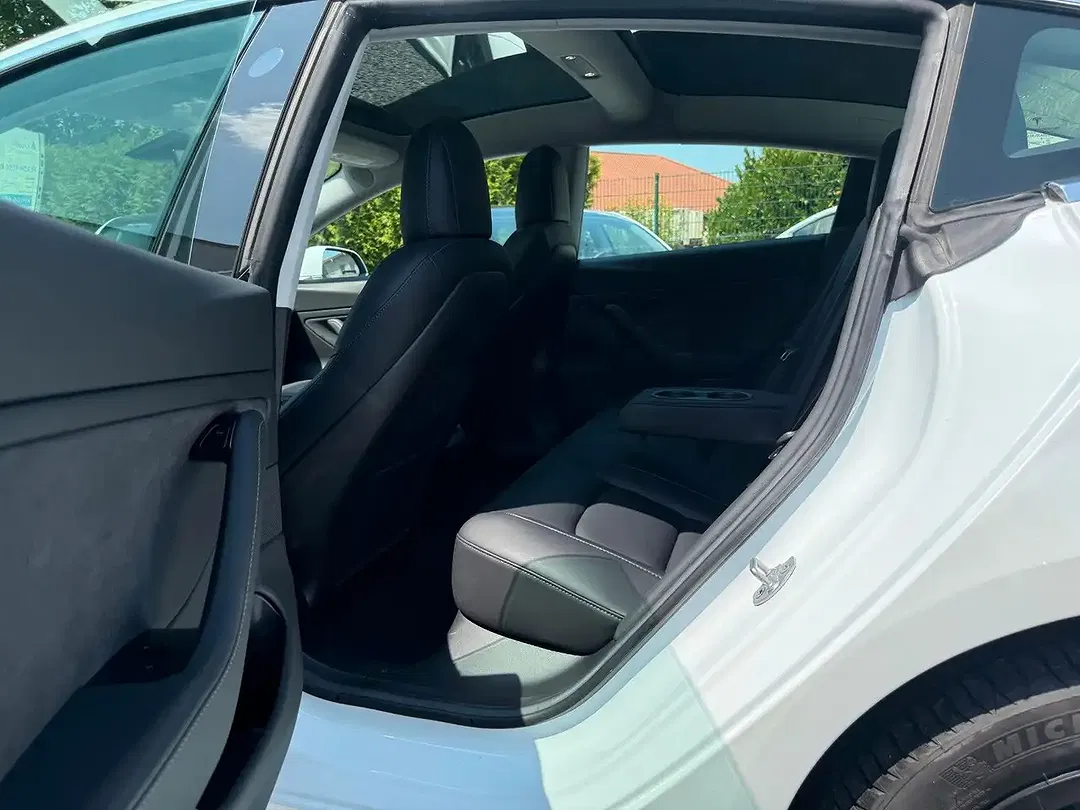 Tesla Model 3 - Thumbnail 10