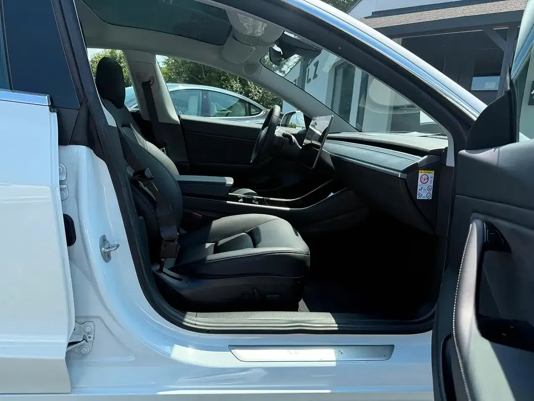 Tesla Model 3 - Thumbnail 11