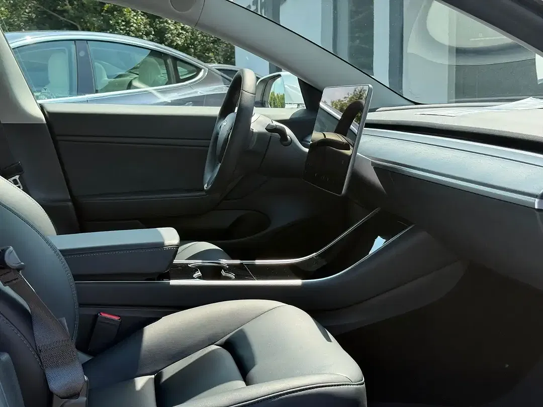 Tesla Model 3 - Thumbnail 12
