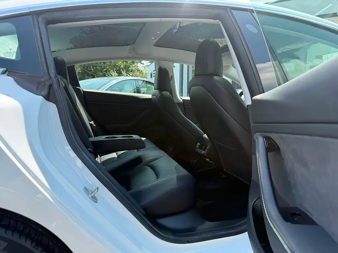 Tesla Model 3 - Thumbnail 13