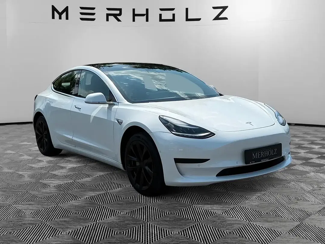 Tesla Model 3 - Thumbnail 3
