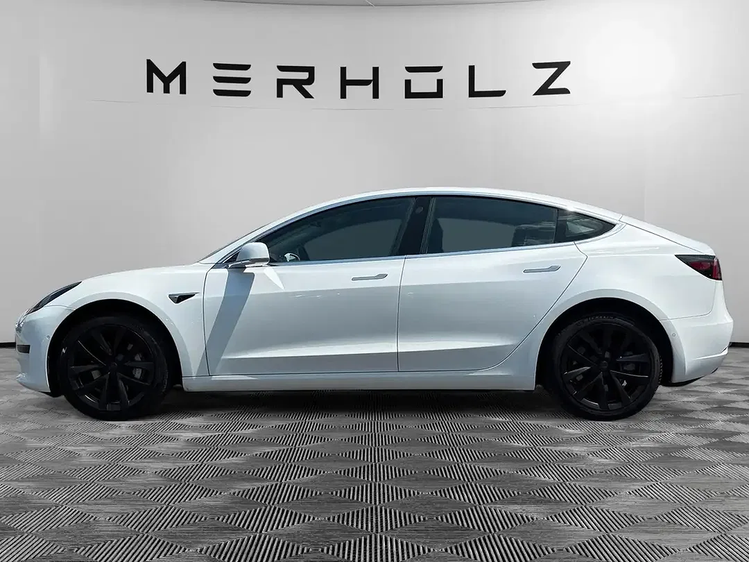 Tesla Model 3 - Thumbnail 4