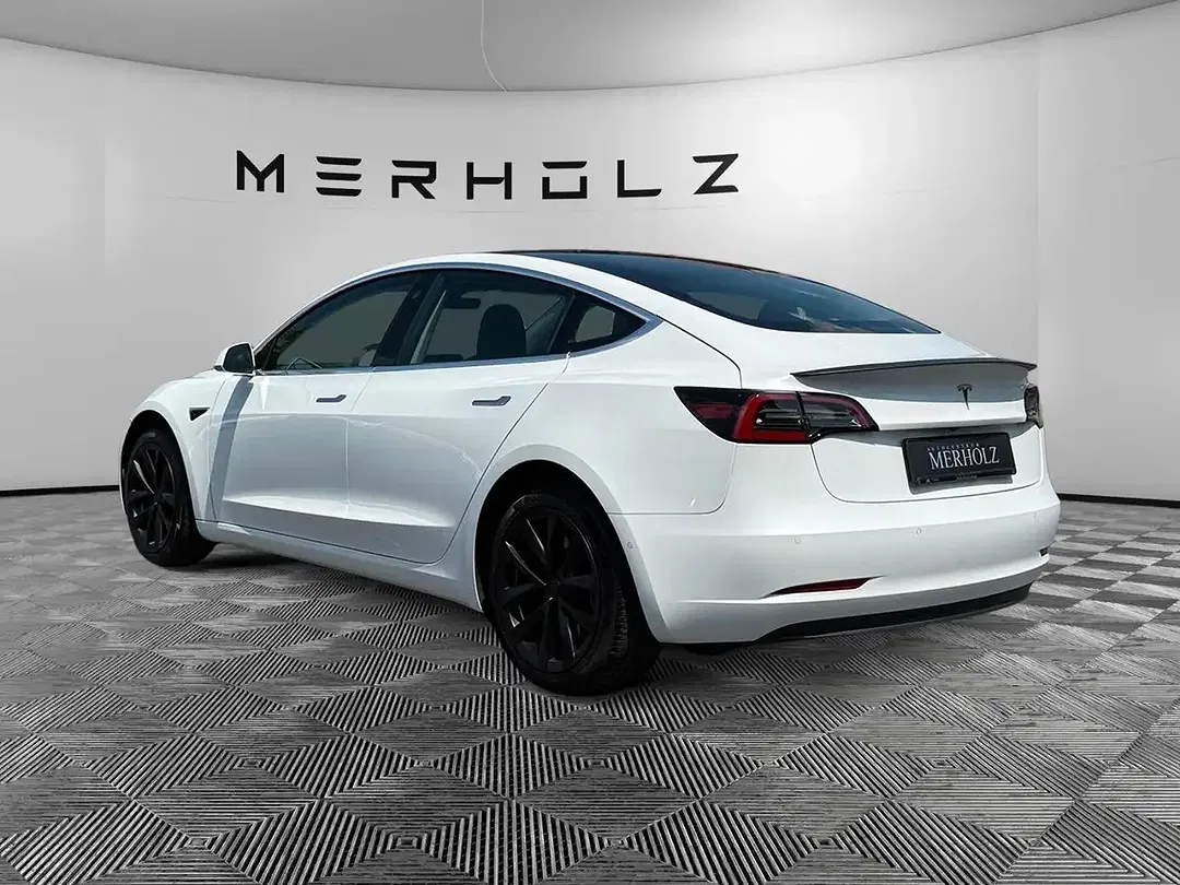 Tesla Model 3 - Thumbnail 5