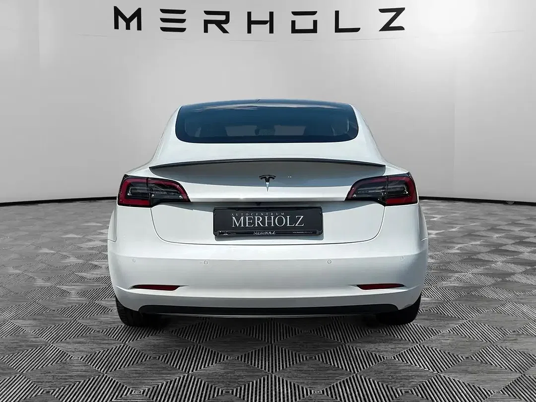 Tesla Model 3 - Thumbnail 6