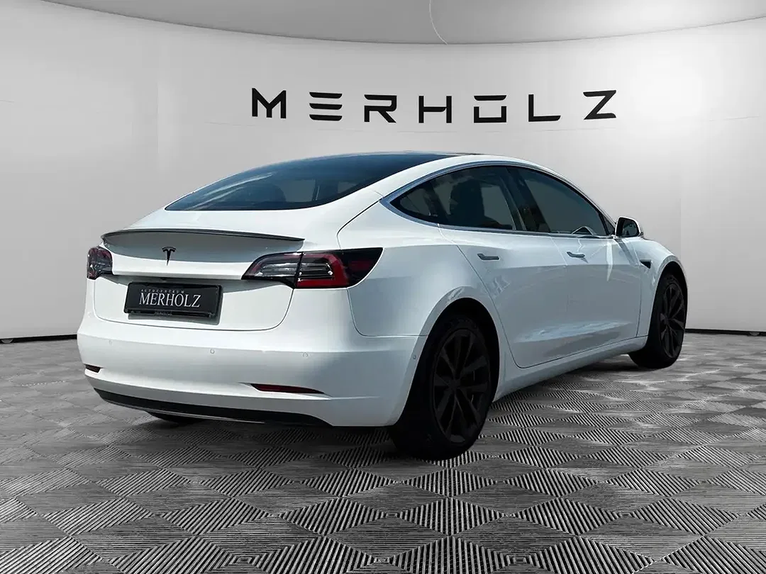 Tesla Model 3 - Thumbnail 7