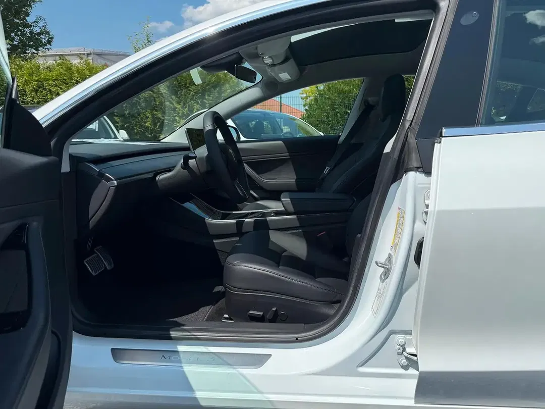 Tesla Model 3 - Thumbnail 8