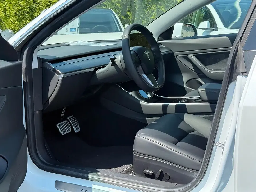 Tesla Model 3 - Thumbnail 9