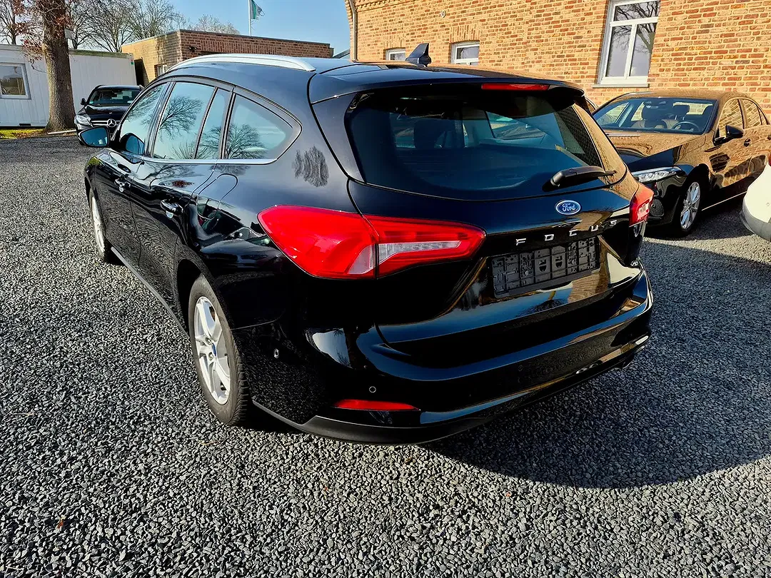Ford Focus - Thumbnail 3