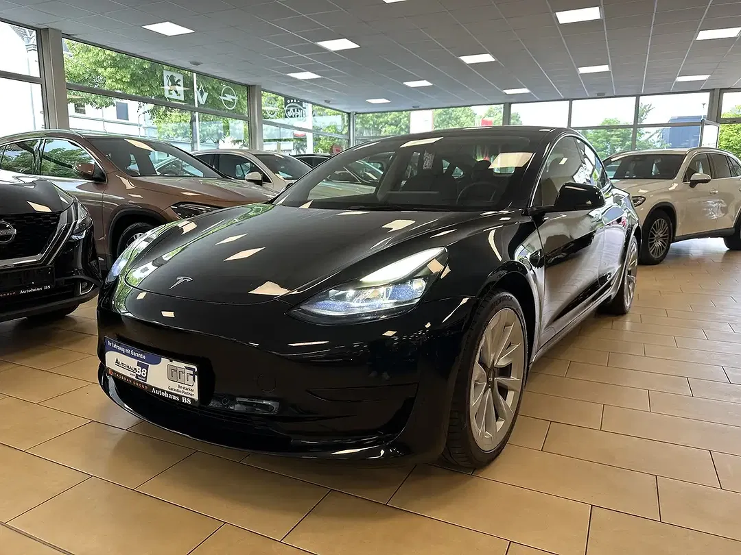 Tesla Model 3 - Thumbnail 1