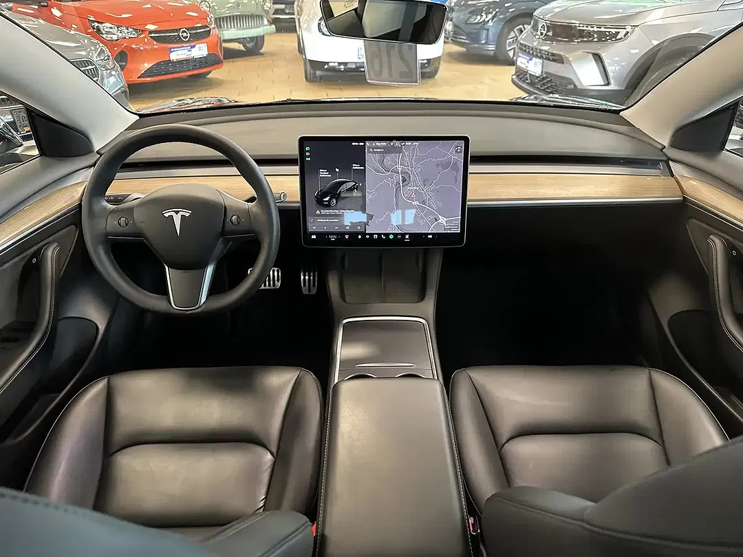 Tesla Model 3 - Thumbnail 12