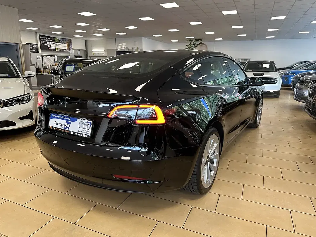 Tesla Model 3 - Thumbnail 5