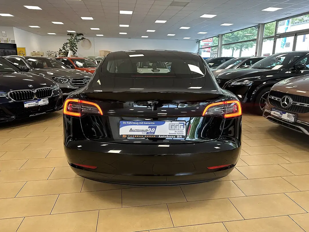 Tesla Model 3 - Thumbnail 7