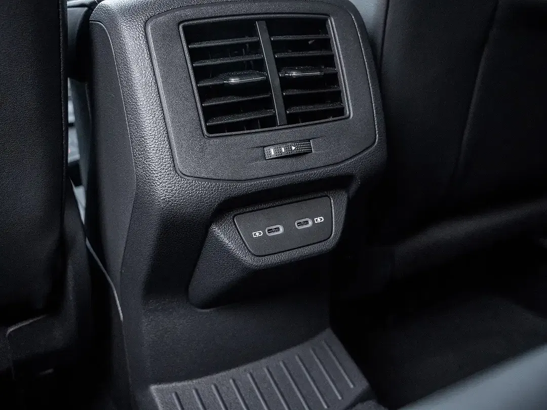 Volkswagen T-Roc - Thumbnail 8