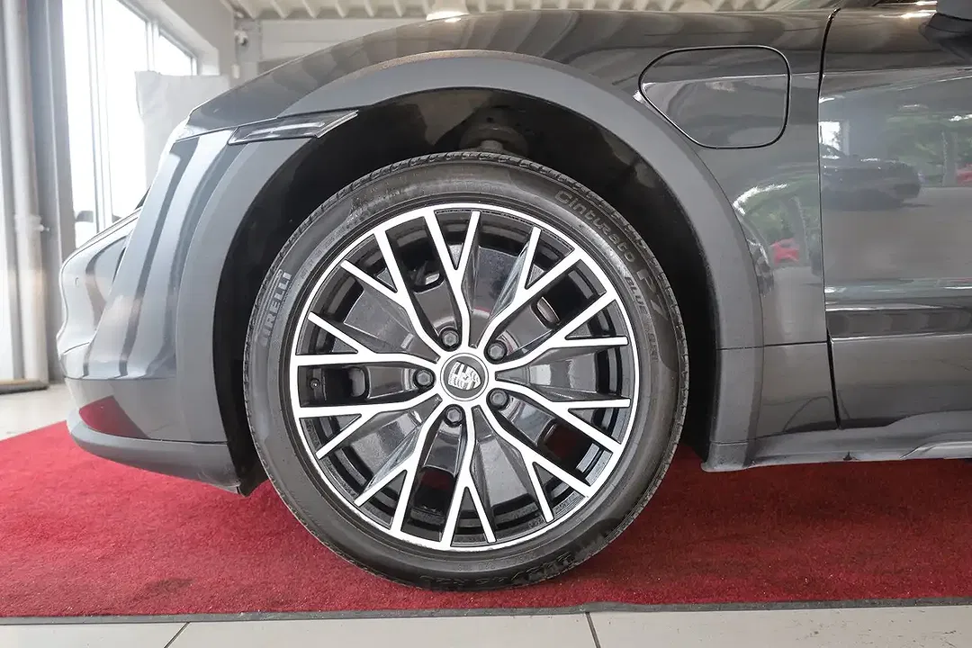 Porsche Taycan - Thumbnail 10