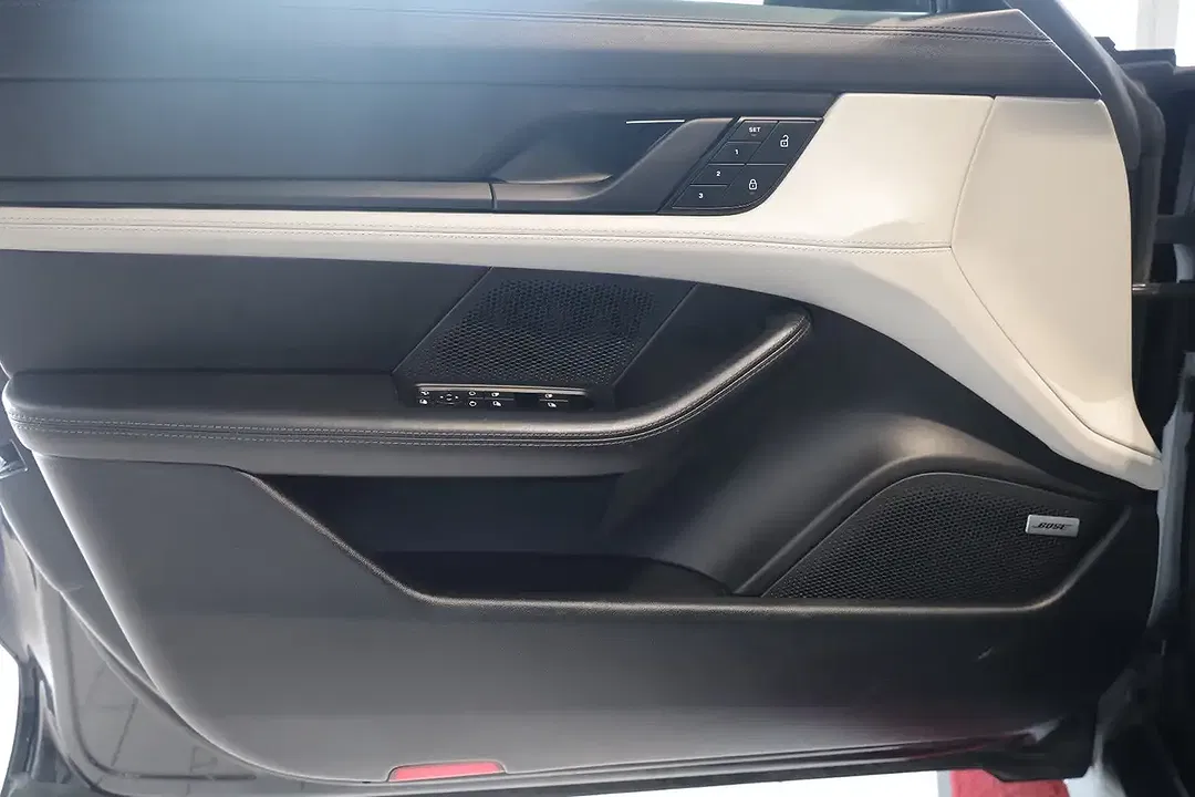 Porsche Taycan - Thumbnail 11