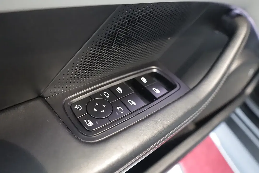 Porsche Taycan - Thumbnail 12
