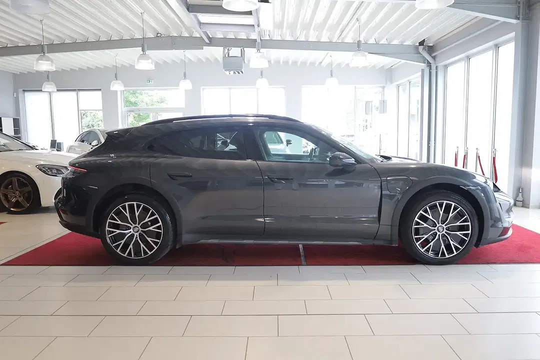 Porsche Taycan - Thumbnail 6