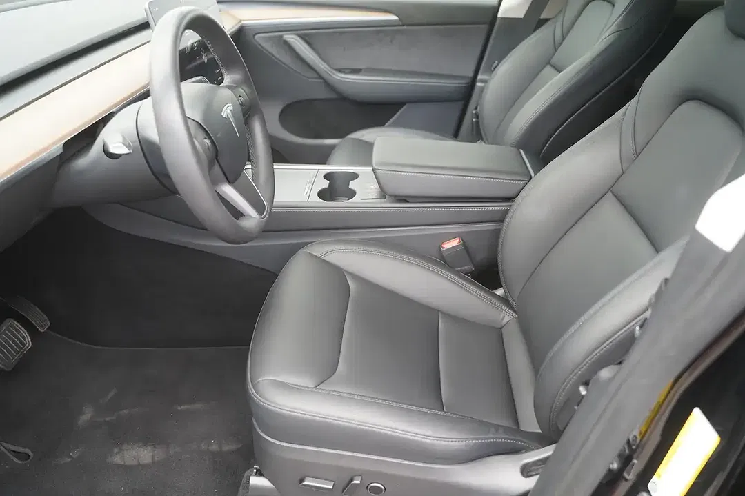 Tesla Model Y - Thumbnail 9