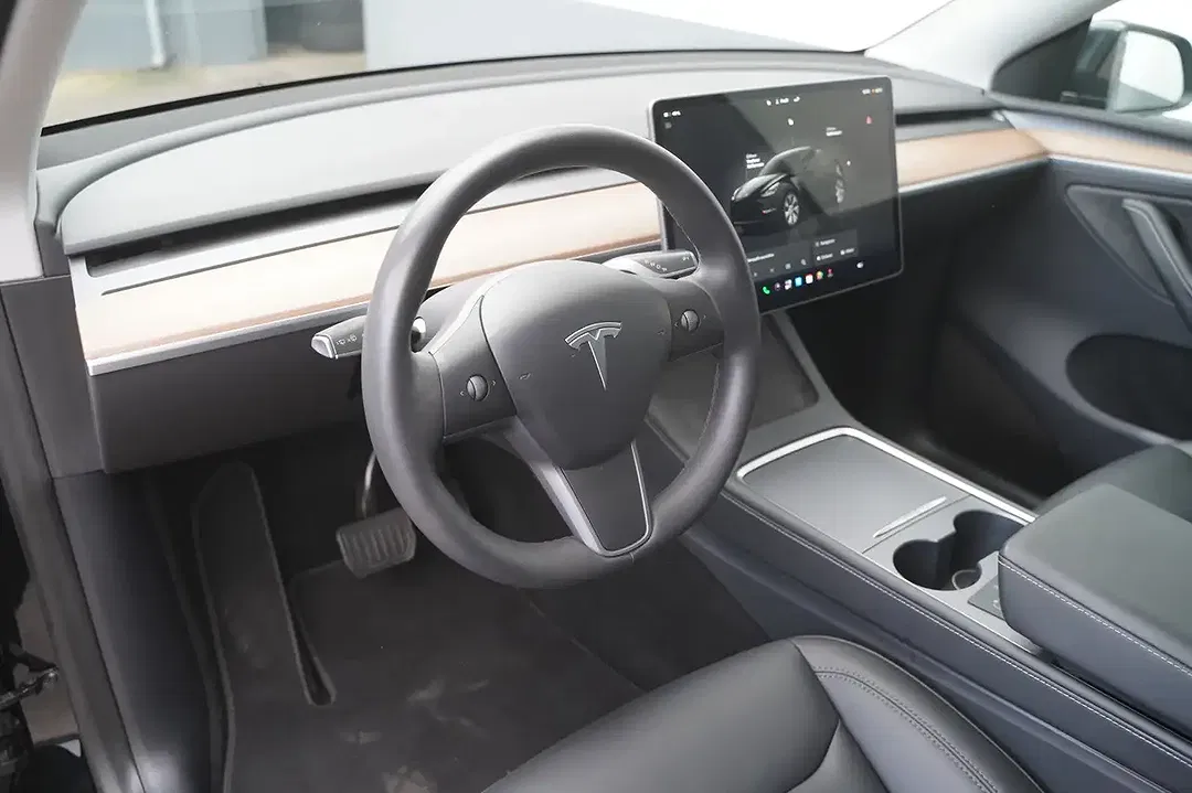 Tesla Model Y - Thumbnail 10