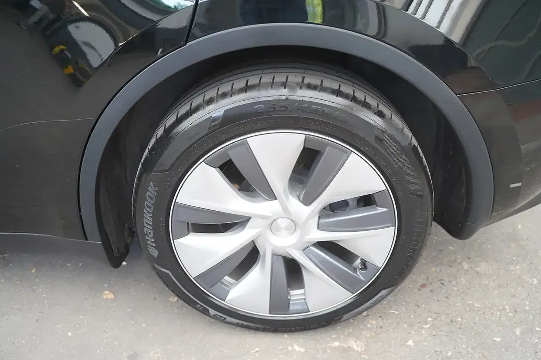 Tesla Model Y - Thumbnail 13