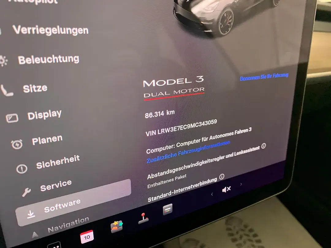 Tesla Model 3 - Thumbnail 13