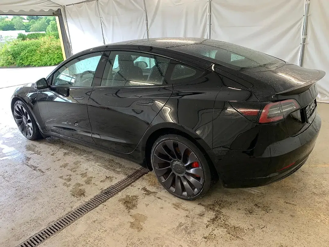 Tesla Model 3 - Thumbnail 8