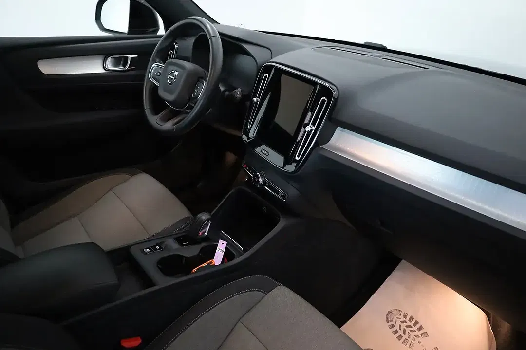 Volvo XC40 - Thumbnail 3