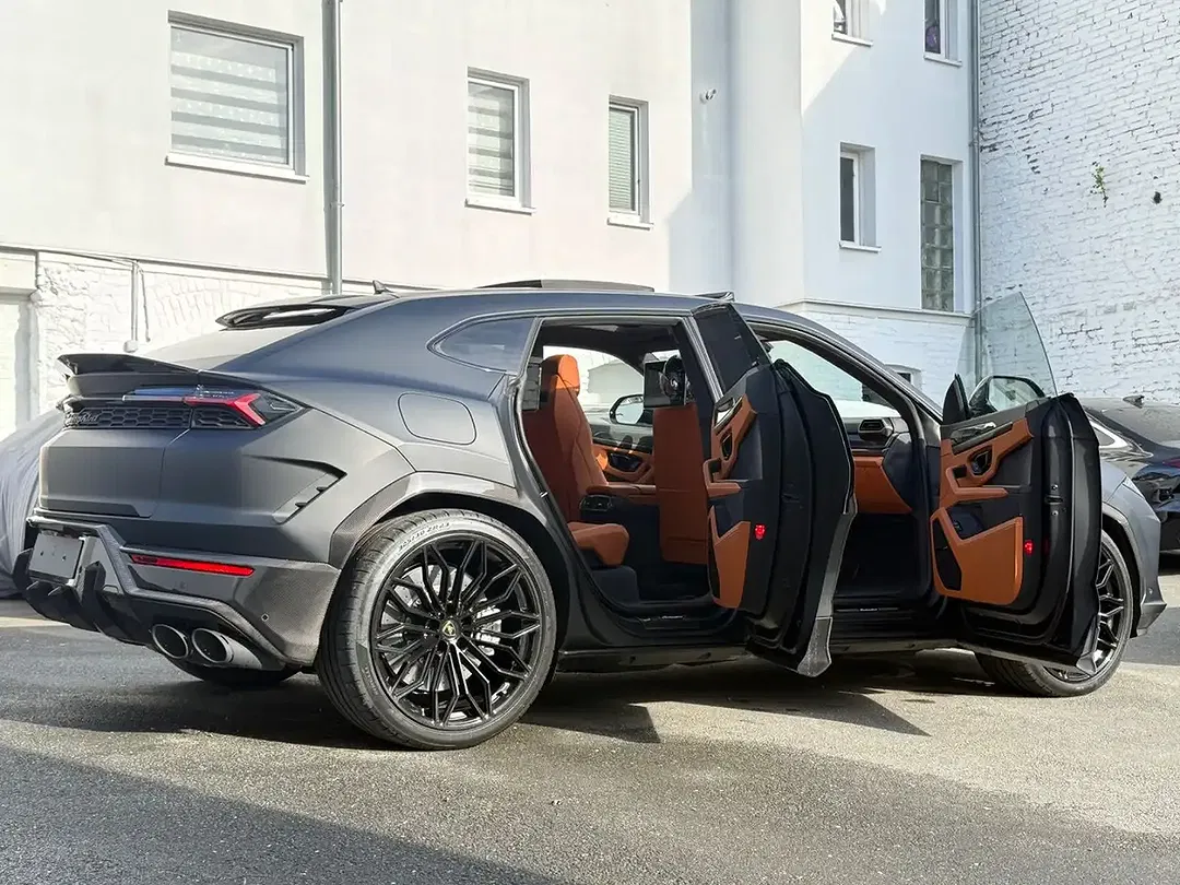 Lamborghini Urus - Thumbnail 3