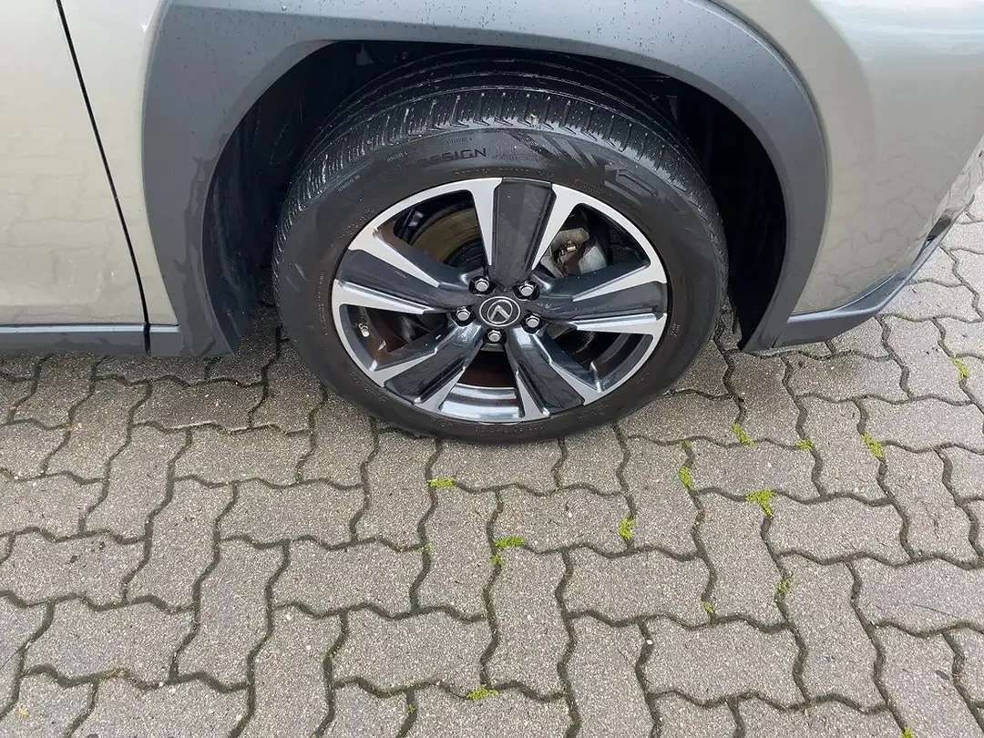 Lexus UX 250h - Thumbnail 9