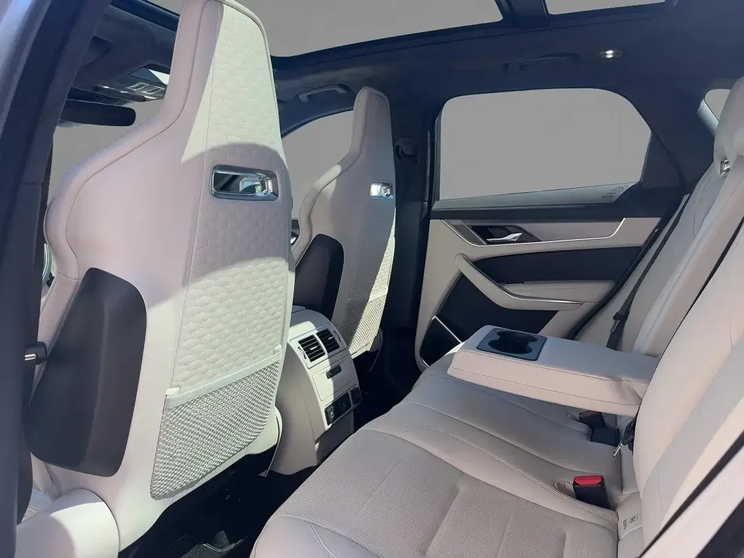 Jaguar F-Pace - Thumbnail 9