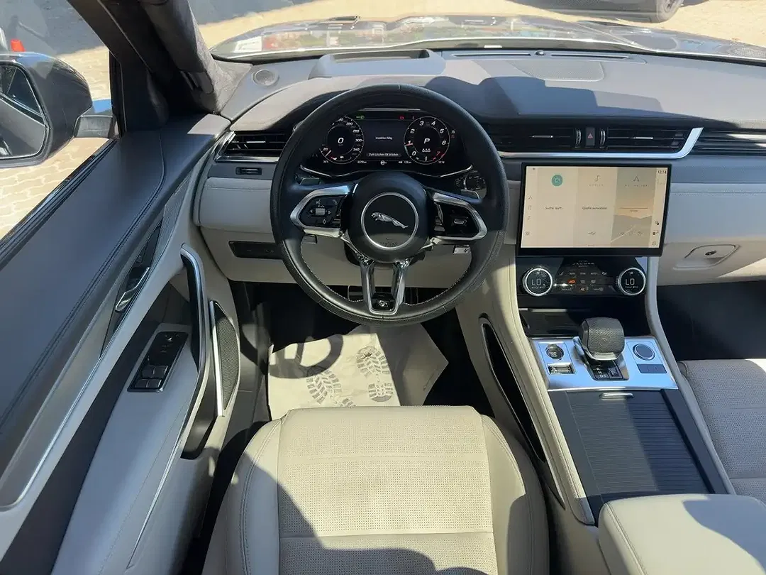Jaguar F-Pace - Thumbnail 11